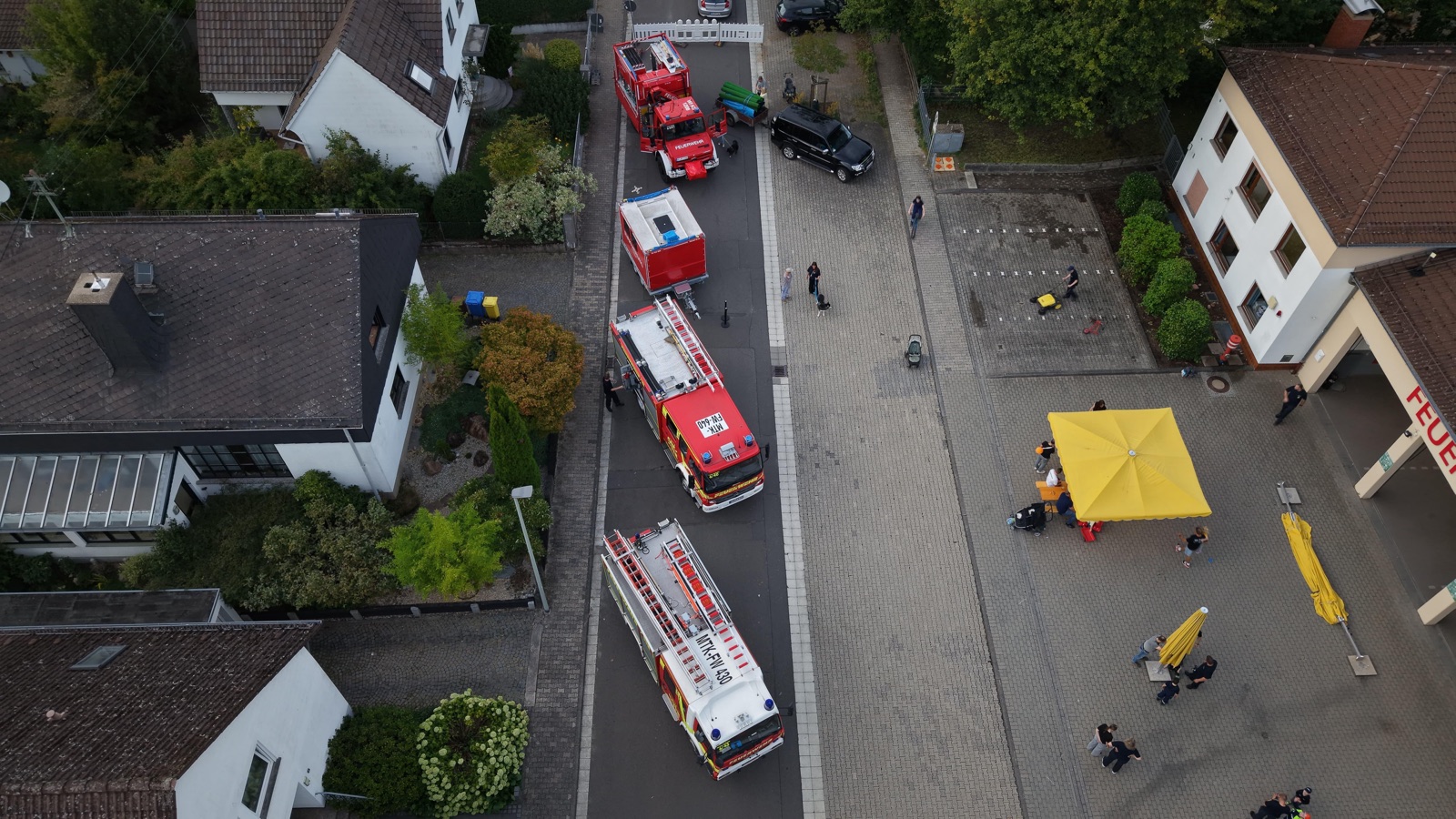 Luftbild der Einsatzfahrzeuge der Feuerwehr Langenhain vor dem Gerätehaus