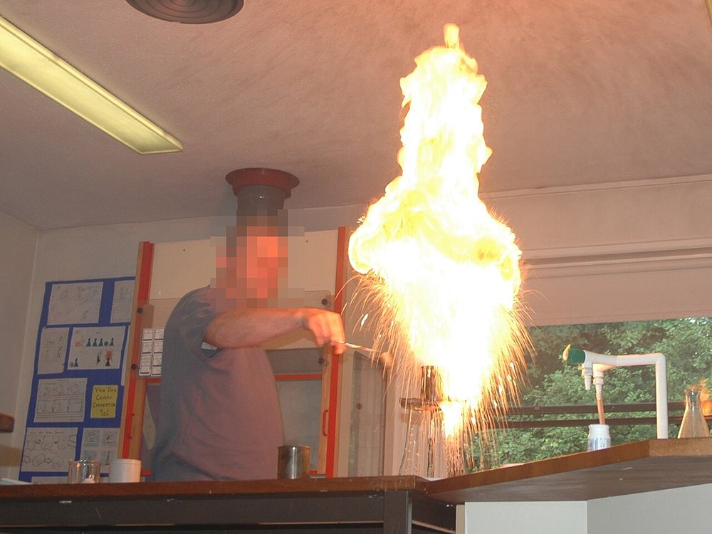 Fettexplosion: Wasser in brennendes Fett erzeugt einen meterhohen Feuerball
