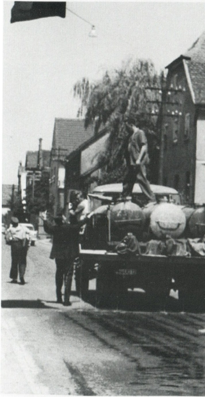 Behelfs-TLF der Feuerwehr Langenhain, ~1962 · LKW mit Jauchefässern