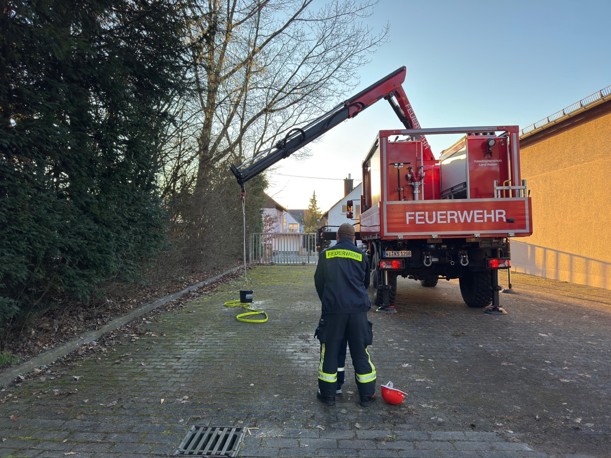 GW-L KatS der Feuerwehr Langenhain mit ausgefahrenem Ladekran