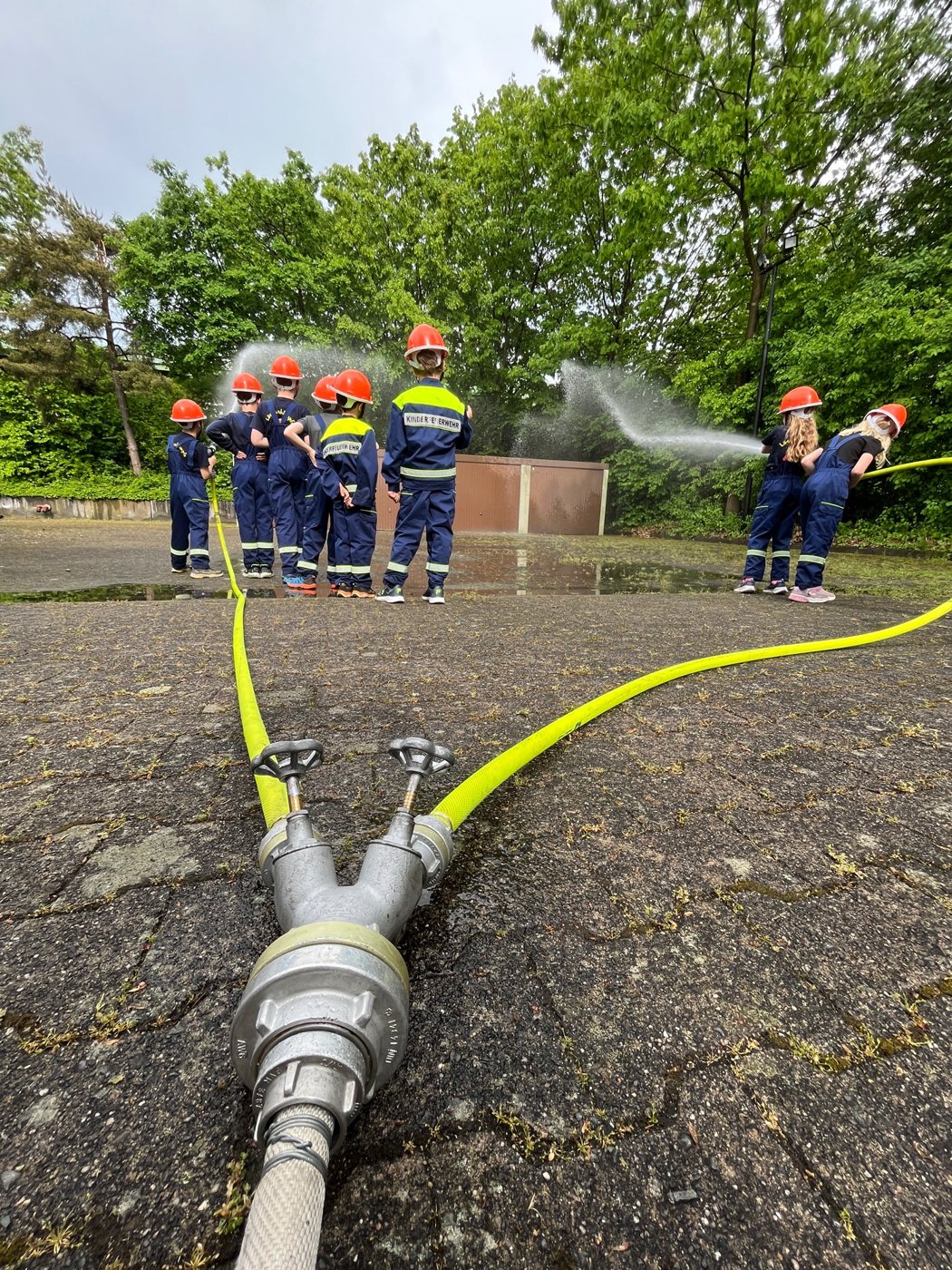 Kinder der Kinderfeuerwehr bei einer Löschübung