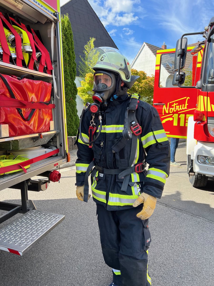 Feuerwehrmann in kompletter Schutzausrüstung mit Atemschutz