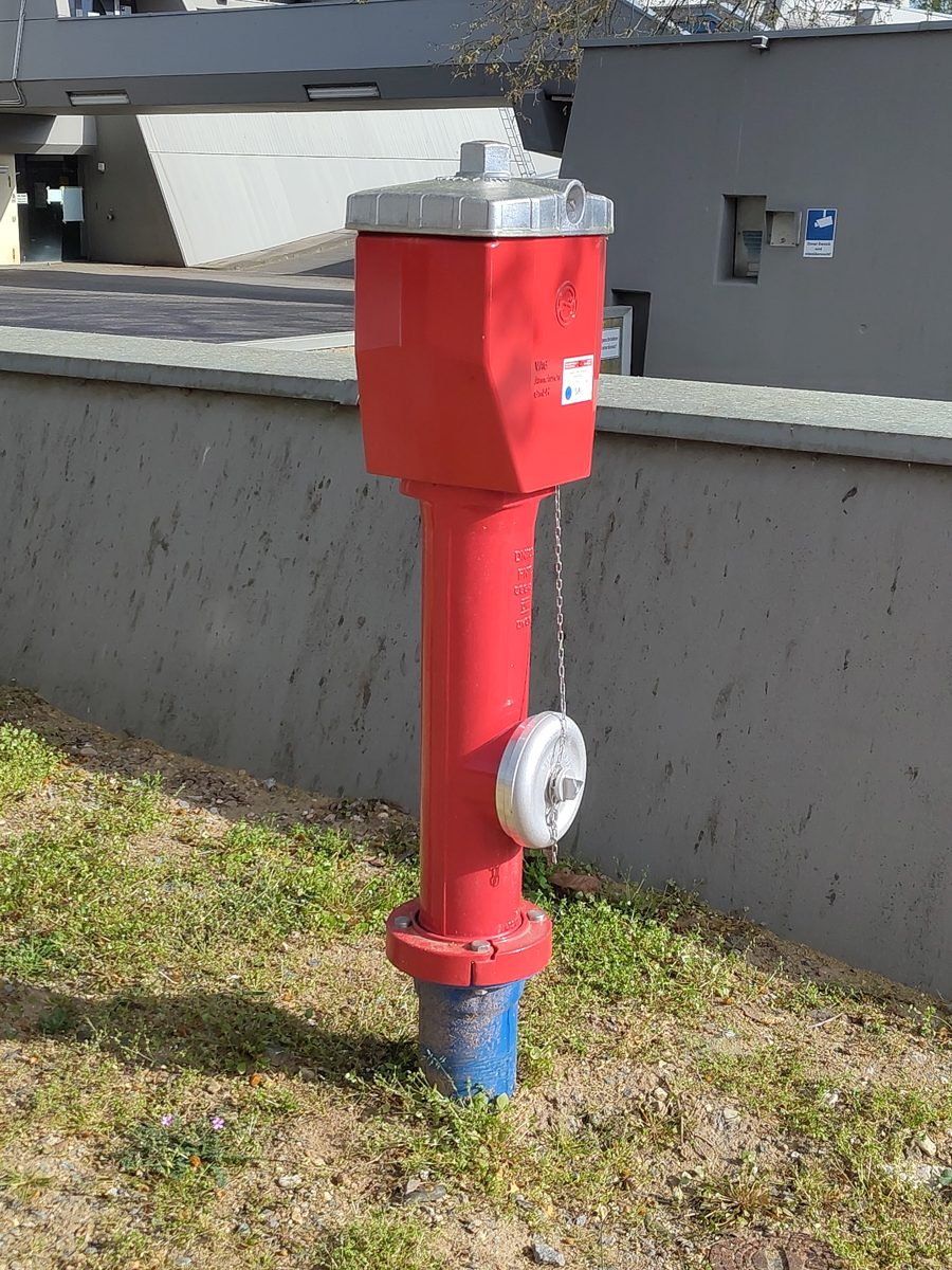 Roter Überflurhydrant am Straßenrand