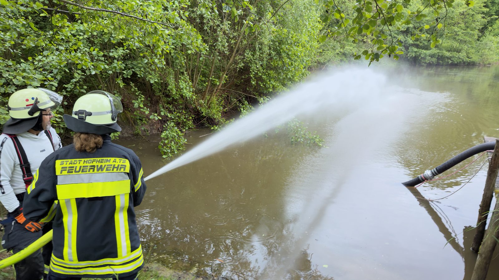 Einsatzkräfte der Feuerwehr Langenhain bei einer Übung am Gewässer