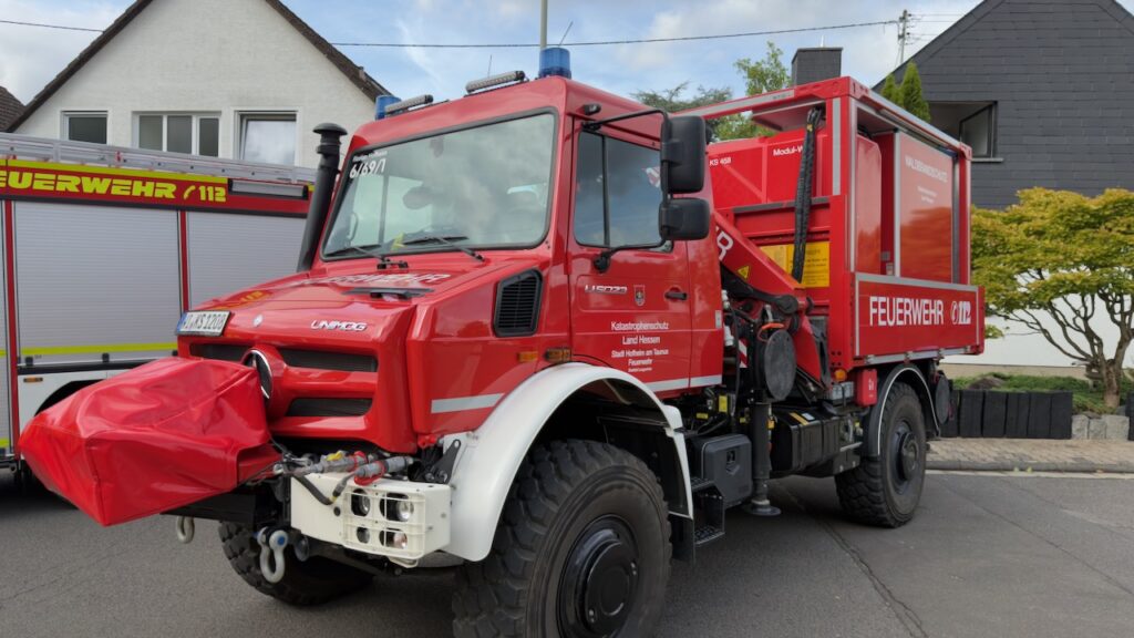 GW-L KatS Unimog neben dem Staffellöschfahrzeug